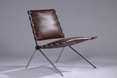 fauteuil en cuir marron avec des pieds en métal et un repose-pieds, sur fond blanc