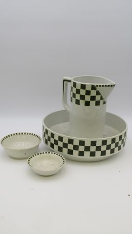 Nécessaire de toilette en porcelaine comprenant 1 cuvette, 1 broc...