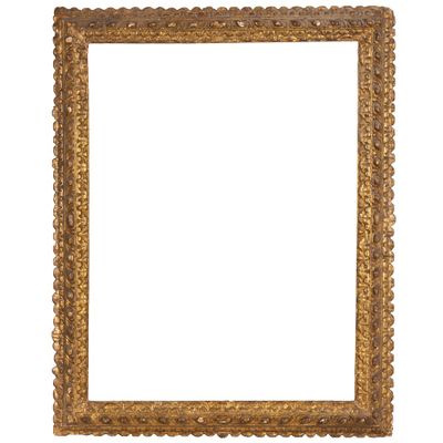 un cadre doré orné d'un motif décoratif sur fond blanc