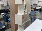 une pièce équipée d'un bureau, d'étagères et de chaises