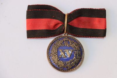 médaille ornée d'un ruban rouge et noir et d'une étoile de David