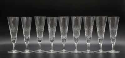 six flûtes à champagne alignées sur une surface noire
