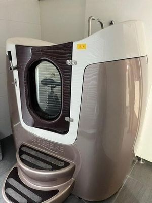 des toilettes et un lavabo dans une petite pièce