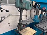 deux machines posées sur une table dans une pièce