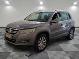 La Volkswagen Tiguan est garée dans le garage, sur un sol à damier