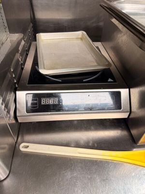 une casserole posée sur une cuisinière dans une cuisine
