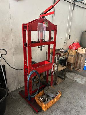 une machine rouge qui se trouve dans un garage