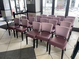 de nombreuses chaises violettes dans une pièce où se trouve une table noire