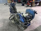 une moto bleue garée dans un garage