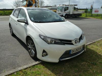 une Toyota blanche garée sur le bord de la route