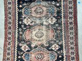 un tapis ancien orné d'un motif bleu et rouge