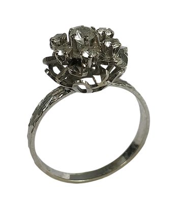 une image représentant une bague en argent ornée de fleurs