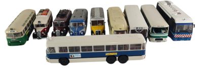tout un tas de petits bus alignés les uns à côté des autres