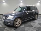 une photo d'un SUV Mercedes bleu garé dans un garage