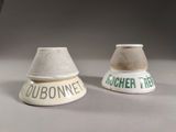 deux vases blancs ornés d'inscriptions vertes