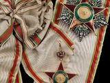 un gros plan sur un ruban orné d'une étoile et d'une médaille