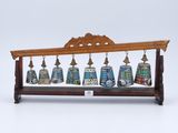 un présentoir de cloches posées sur un socle en bois