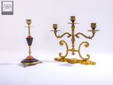 paire de chandeliers anciens en laiton, ornés de motifs noirs et dorés