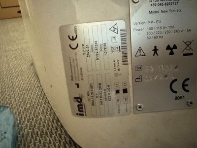 une étiquette apposée à l'arrière d'un réfrigérateur blanc