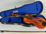 un violon dans un étui avec un archet à l'intérieur