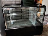 une vitrine en verre sur laquelle est posé un sac