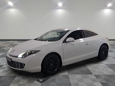 la photo d'une voiture blanche sur un sol en damier