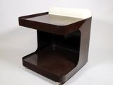 une petite table en bois sur laquelle se trouve un porte-papier