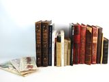 de nombreux livres alignés sur une table blanche