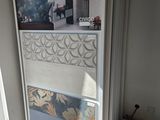 une photo d'une photo accrochée sur la porte d'une maison