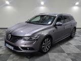 la voiture grise est garée sur le sol en damier d'un garage