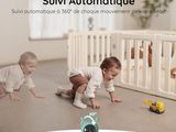 deux bébés qui jouent dans une pièce équipée d'un babyphone