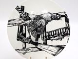 une assiette en noir et blanc sur laquelle est représenté un oiseau