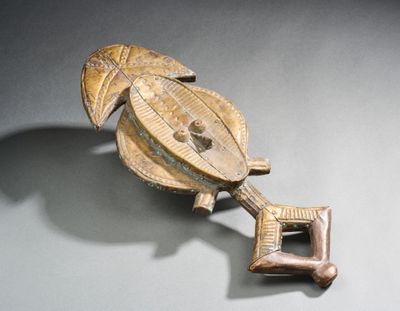 un objet en bois orné d'une feuille, posé sur une table
