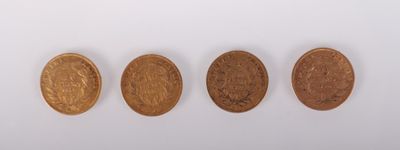 quatre types différents de pièces d'un cent sont représentés sur une surface blanche