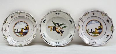 trois assiettes avec l'image d'une femme et d'un oiseau