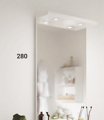 une photo d'une salle de bains avec un lavabo et un miroir