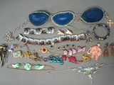 de nombreux bijoux différents posés sur la table