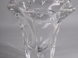 un vase en verre posé sur une table