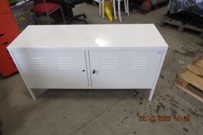 une photo d'une armoire blanche dans un garage