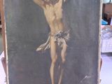 un tableau représentant un homme sur une croix posée sur une table
