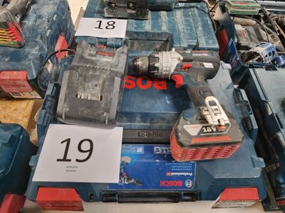 un grand nombre d'outils posés sur une table