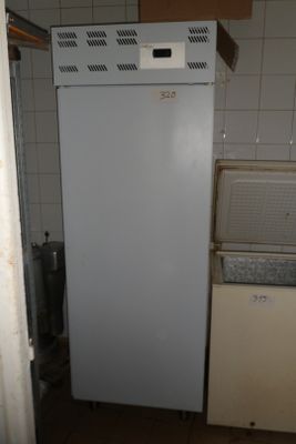 an image of a microwave oven in a kitchen
