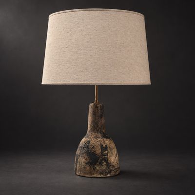 une lampe posée sur une table