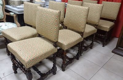 a lot of chairs that are lined up in a room