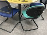 une table avec deux chaises et un ordinateur portable posé dessus