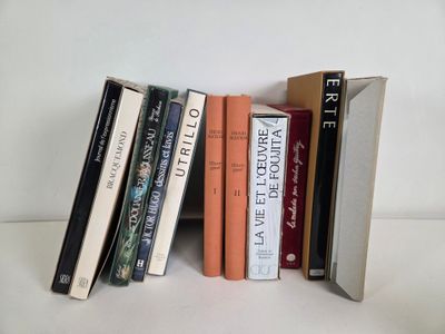plusieurs livres sont empilés sur une table