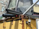 un camion jaune dont le pare-brise et une vitre sont cassés