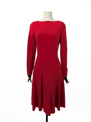 une robe rouge posée sur un mannequin, sur fond blanc