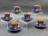 six tasses et soucoupes ornées de motifs bleus et dorés