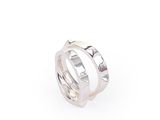 gros plan d'une bague en argent sur fond blanc